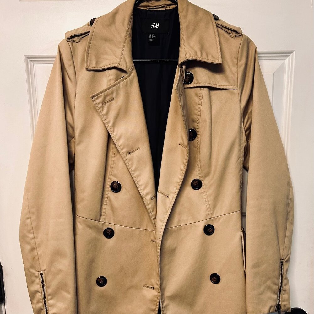 H&M Tan Trench Coat — US 8 — Classic Chic, Zippered Pockets